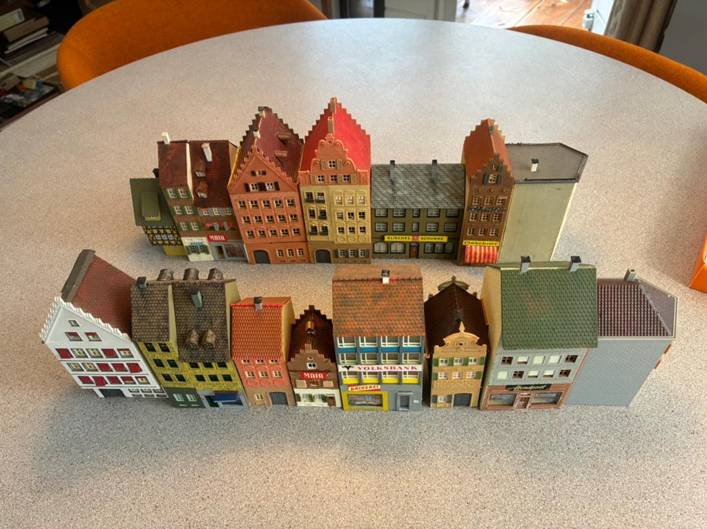 Scenery stadshuizen 15 stuks, Hobby en Vrije tijd, Modeltreinen | H0, Ophalen of Verzenden, Zo goed als nieuw