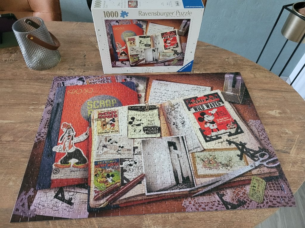 1930 MICKEY MOMENTS 1008 stukjes van RAVENSBURGER kost 7,50, Ophalen of Verzenden, 500 t/m 1500 stukjes, Zo goed als nieuw, Legpuzzel