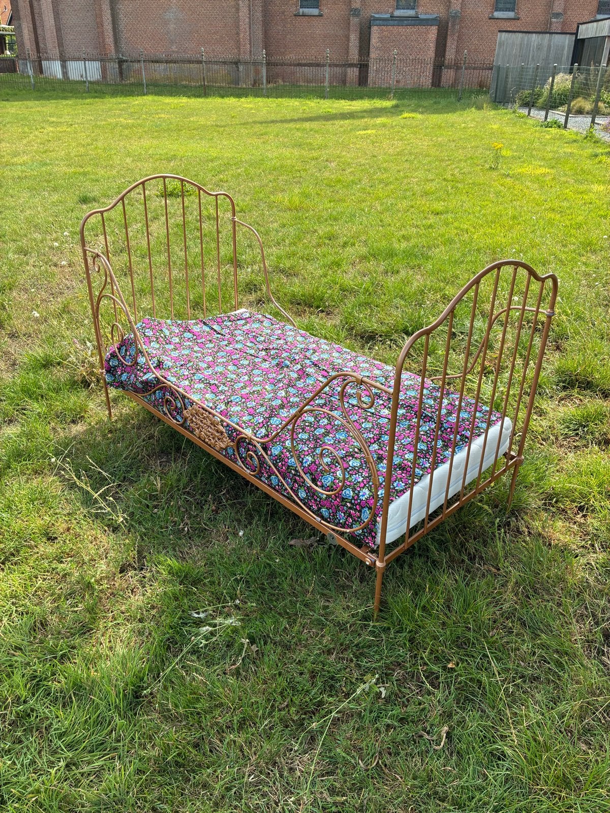Antiek metalen kinderbedje- koperkleurig, Ophalen