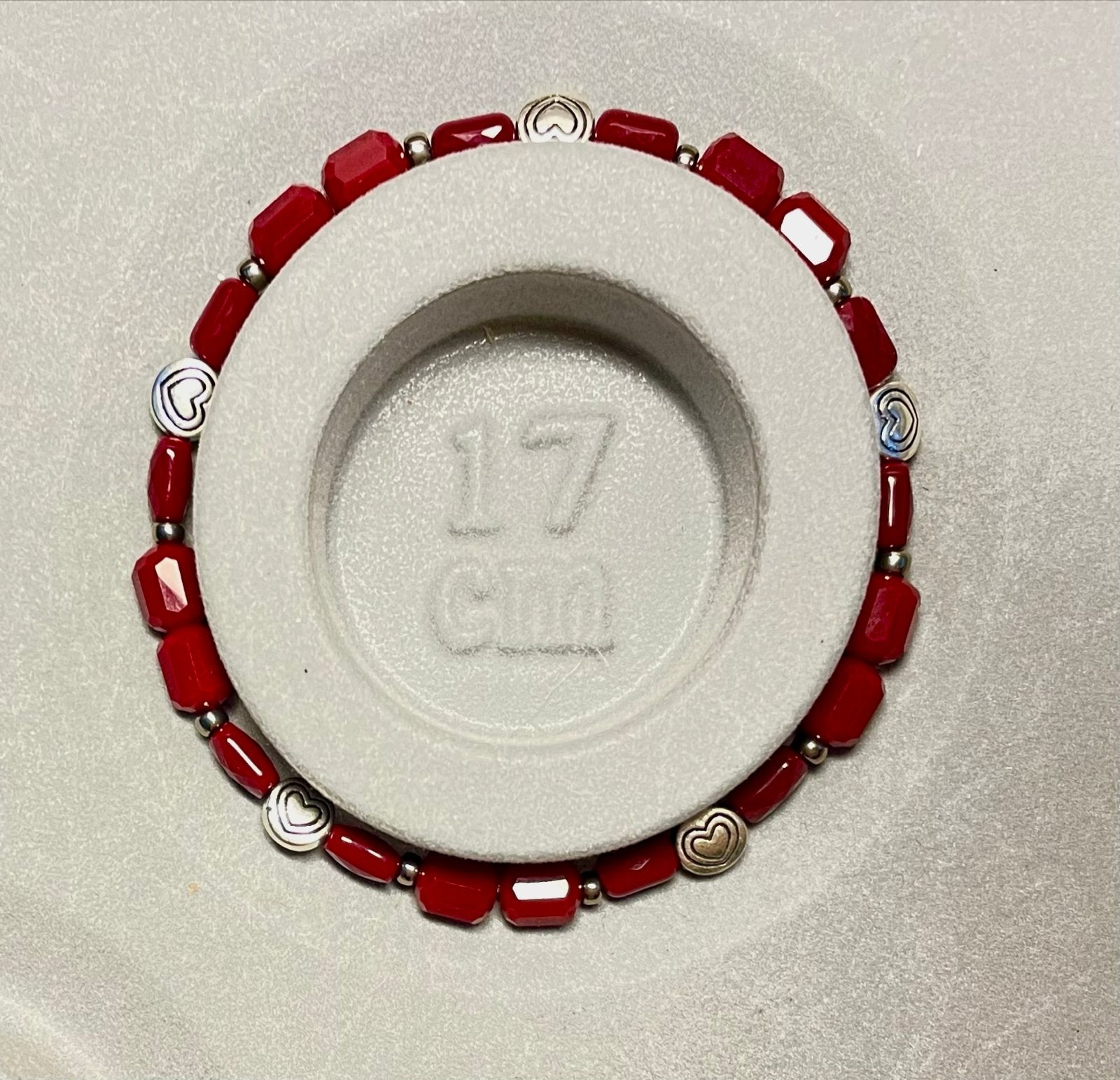 Rode kralenarmband met zilverkleurige hartjes, Ophalen of Verzenden, Zo goed als nieuw, Rood, Overige materialen