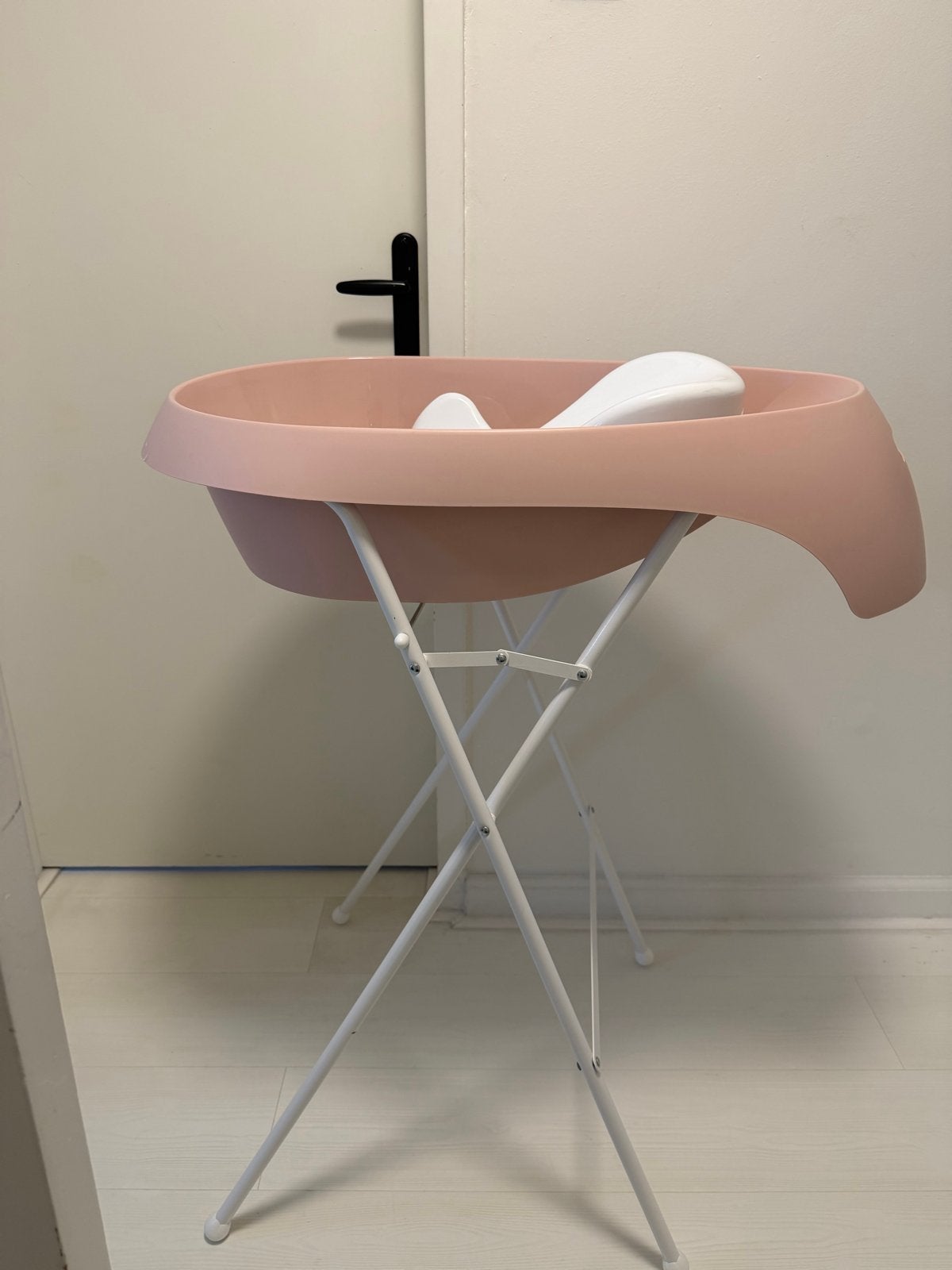 Roze babybadje met standaard - Zo goed als nieuw, Zo goed als nieuw, Badje, Standaard, Ophalen