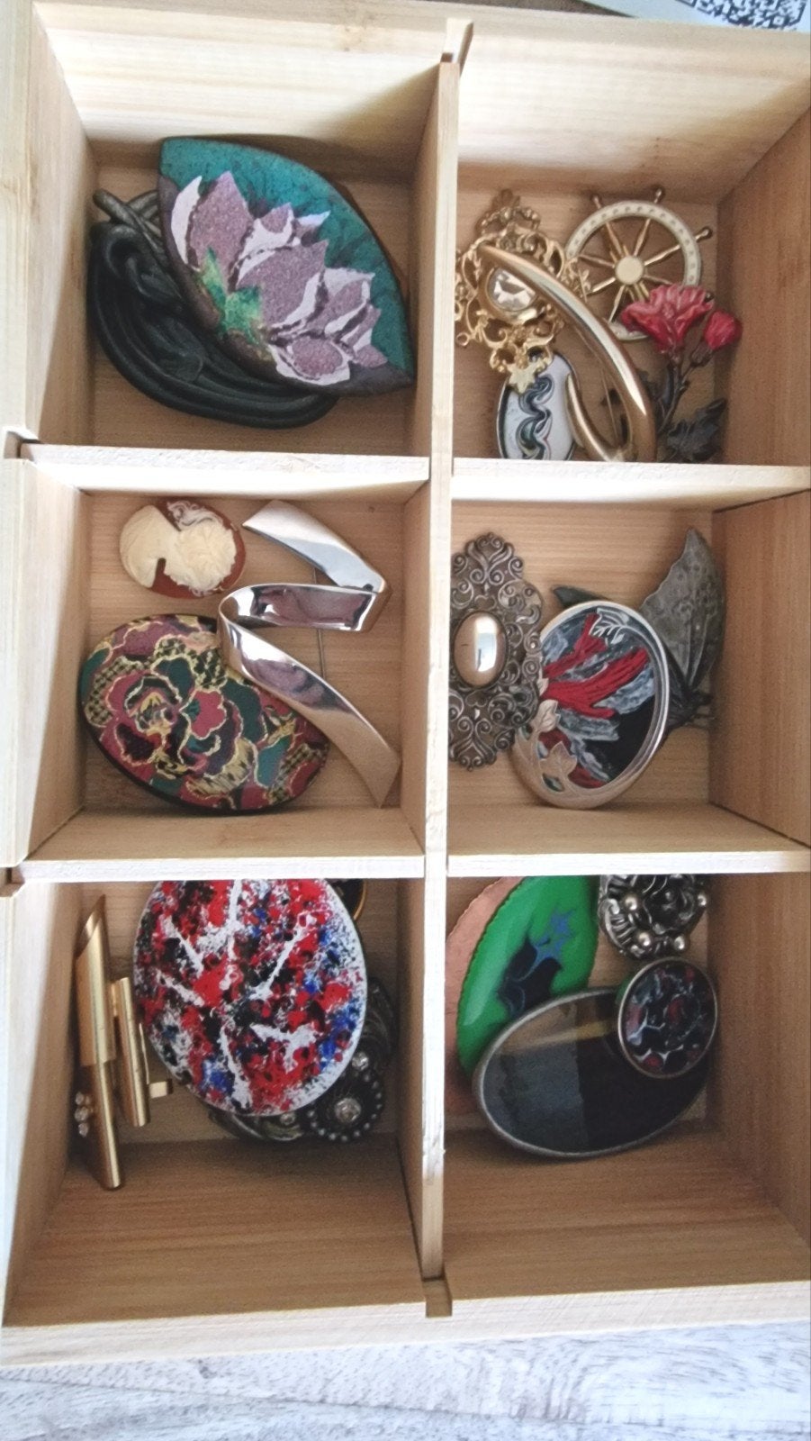 Kistje met broches, Ophalen of Verzenden, Zo goed als nieuw, Overige kleuren, Overige materialen
