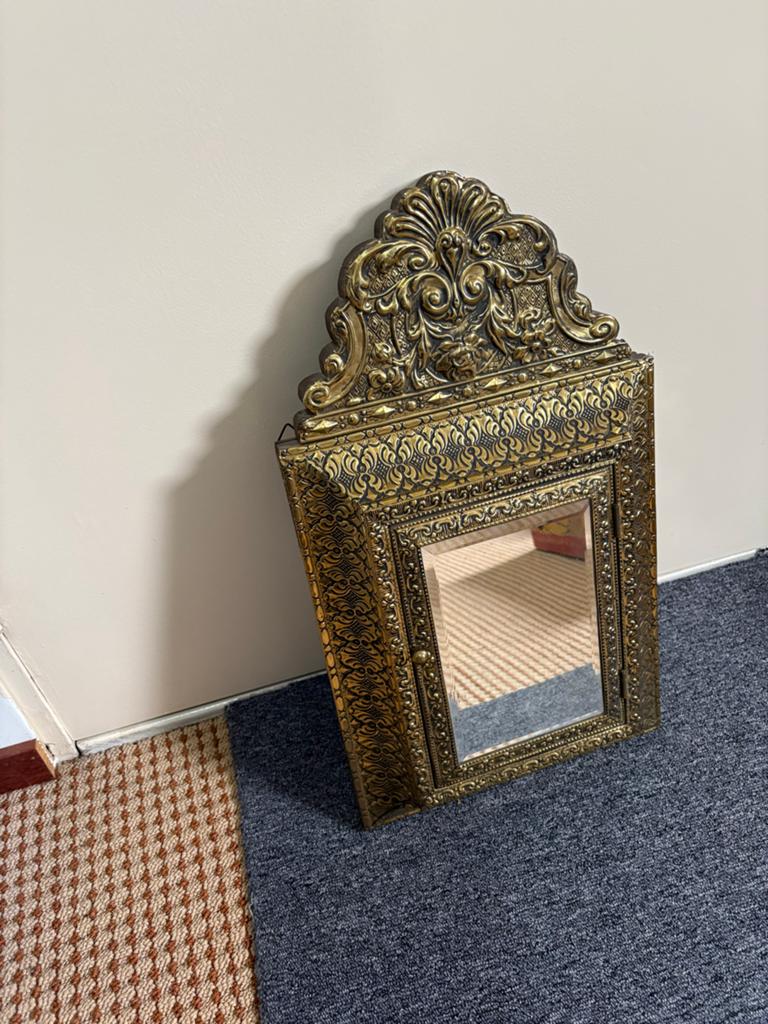Antieke gouden spiegel met sierlijke lijst, Antiek en Kunst, Antiek | Spiegels, Ophalen of Verzenden, Overige vormen, Minder dan 50 cm