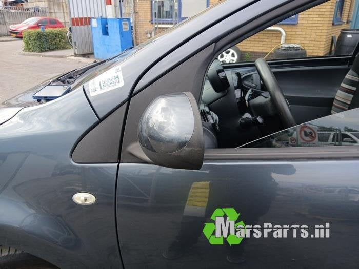 Buitenspiegel links van een Citroen C1