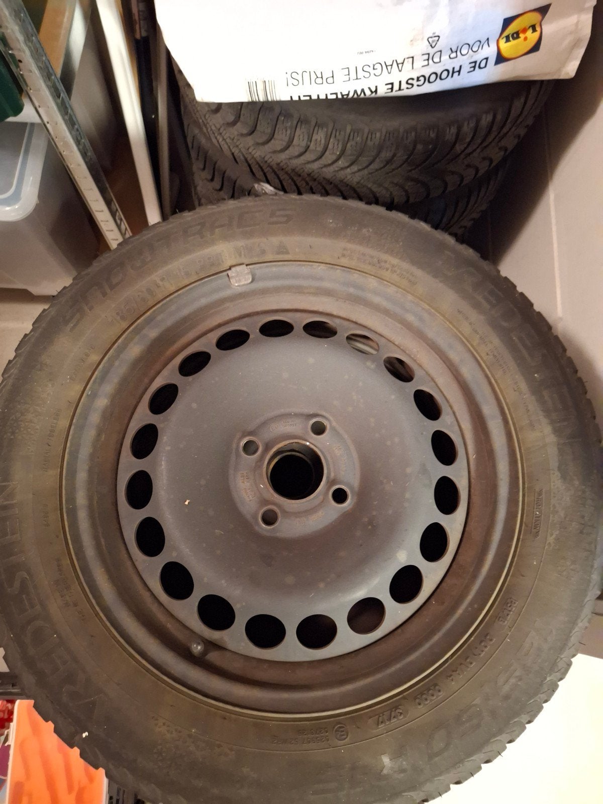 Vredestein winterbanden 185/60 R15 88T M+S op velg, Auto-onderdelen, Banden en Velgen, Ophalen, Gebruikt, 15 inch, Banden en Velgen