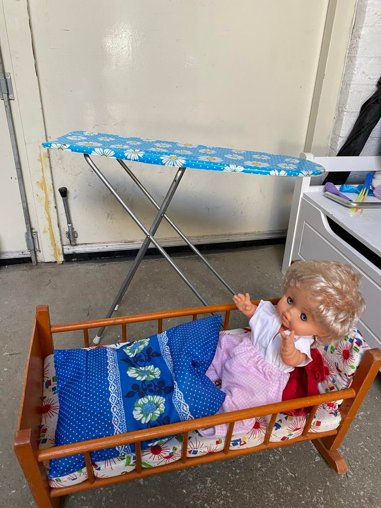 Vintage poppenbedje met pop en strijkplankje, Kinderen en Baby's, Speelgoed | Poppen, Ophalen, Gebruikt, Overige typen