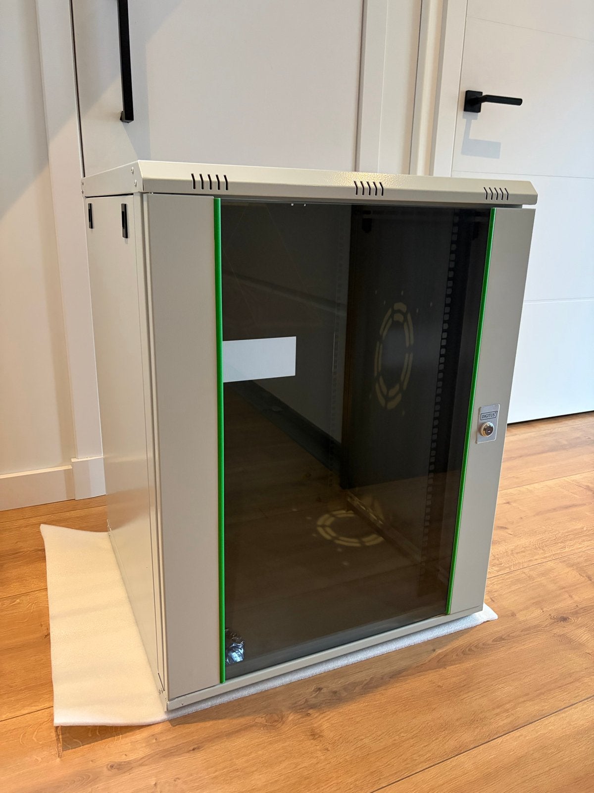 Digitus Serverkast / Netwerkkast 19 inch - 16U, Computers en Software, Serverkasten, Ophalen, Zo goed als nieuw, Glas, Plaatstaal