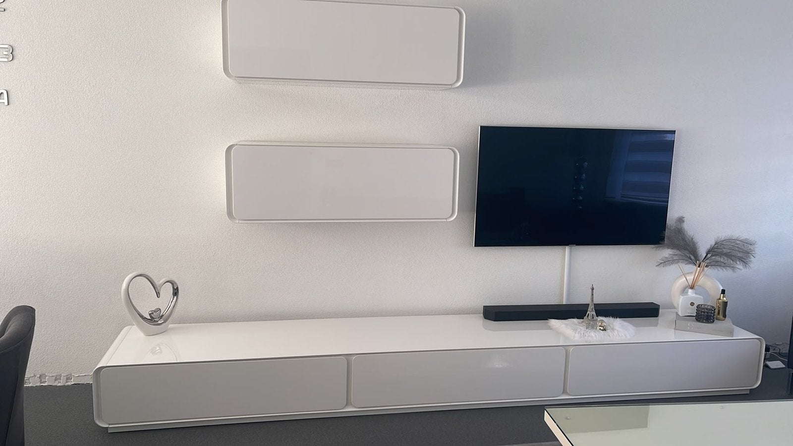 Moderne witte tv-meubel met wandkasten