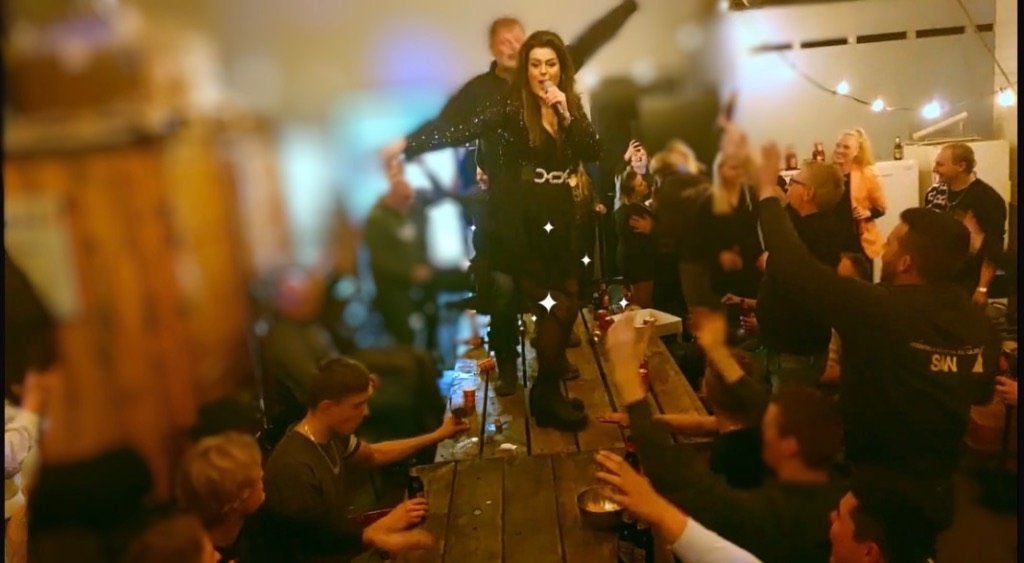 Geef je feest een boost met zangeres Esther Algra!, Solo-artiest