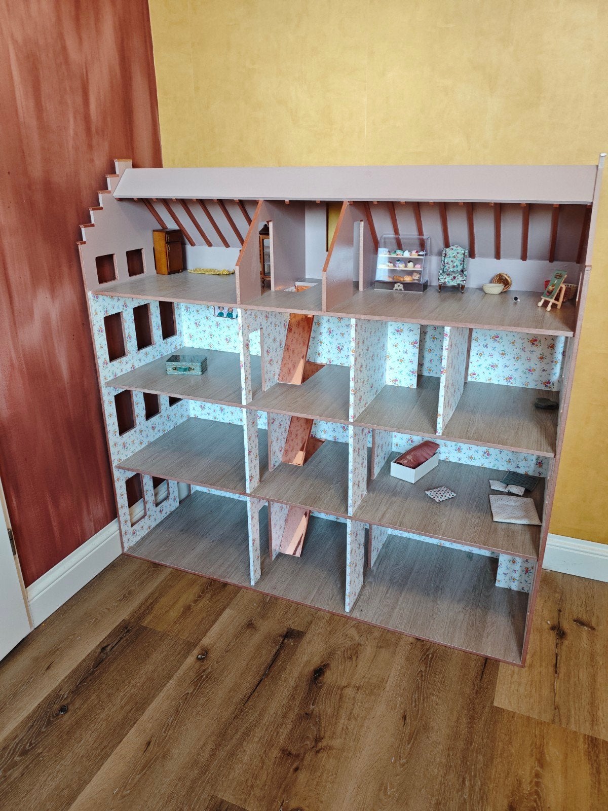 Groot handgemaakt robuust poppenhuis., Ophalen, Poppenhuis