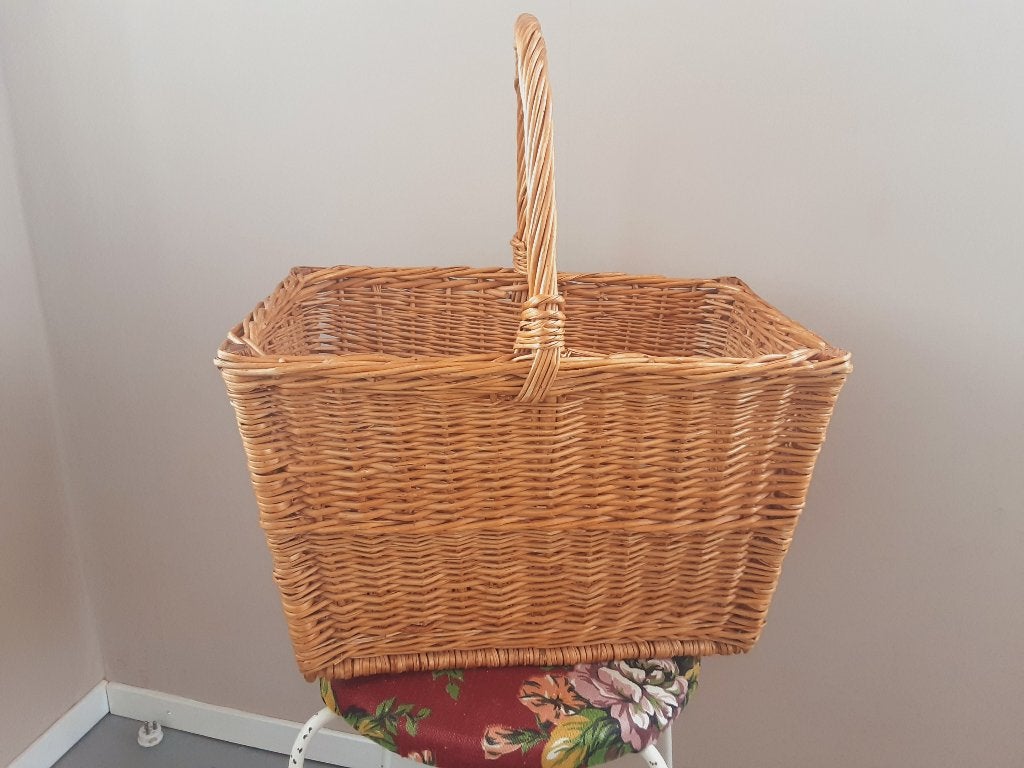 Stevige Zweedse Vintage Rieten Mand met robuust vast hengsel, Ophalen, Zo goed als nieuw, Rechthoekig, Riet