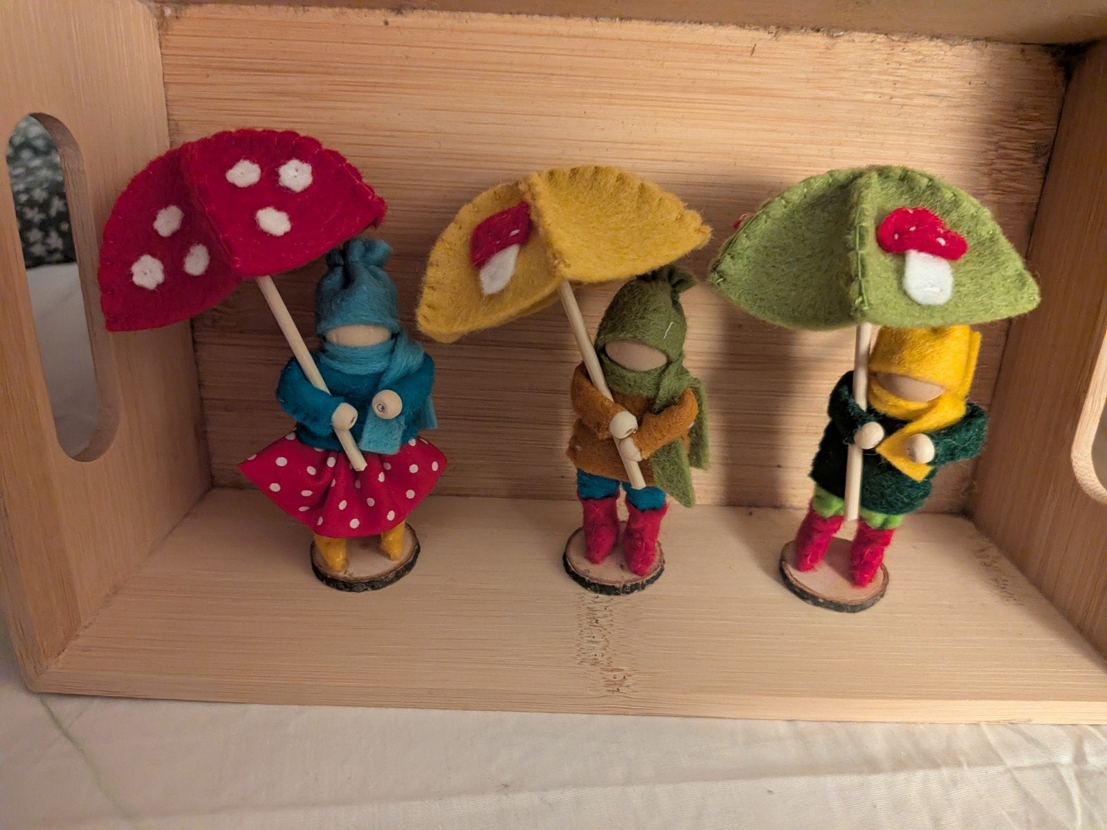 Herfst kindjes met paraplu van wolvilt voor jaarring, Ophalen of Verzenden, Nieuw, Figuurtje(s), Wolvilt