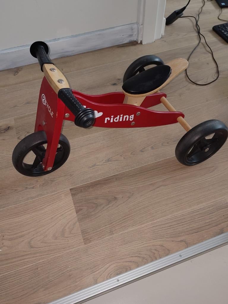 Rode houten loopfiets/driewieler voor kinderen, Ophalen of Verzenden, Gebruikt, Loopfiets