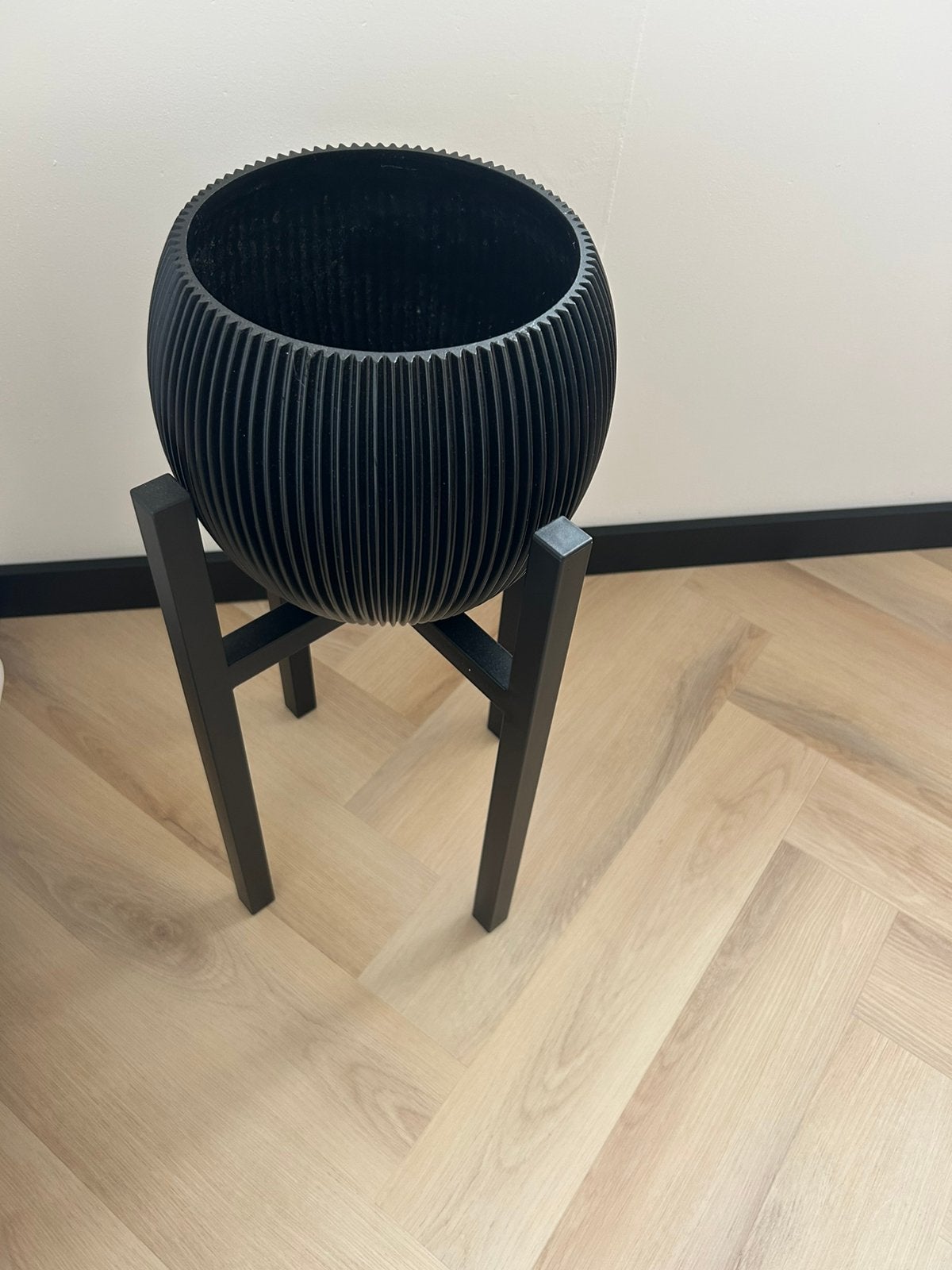 Capi Europe Groove bloempot met Mica plantenstandaard, Ophalen of Verzenden, Zo goed als nieuw, Zwart, Overige materialen