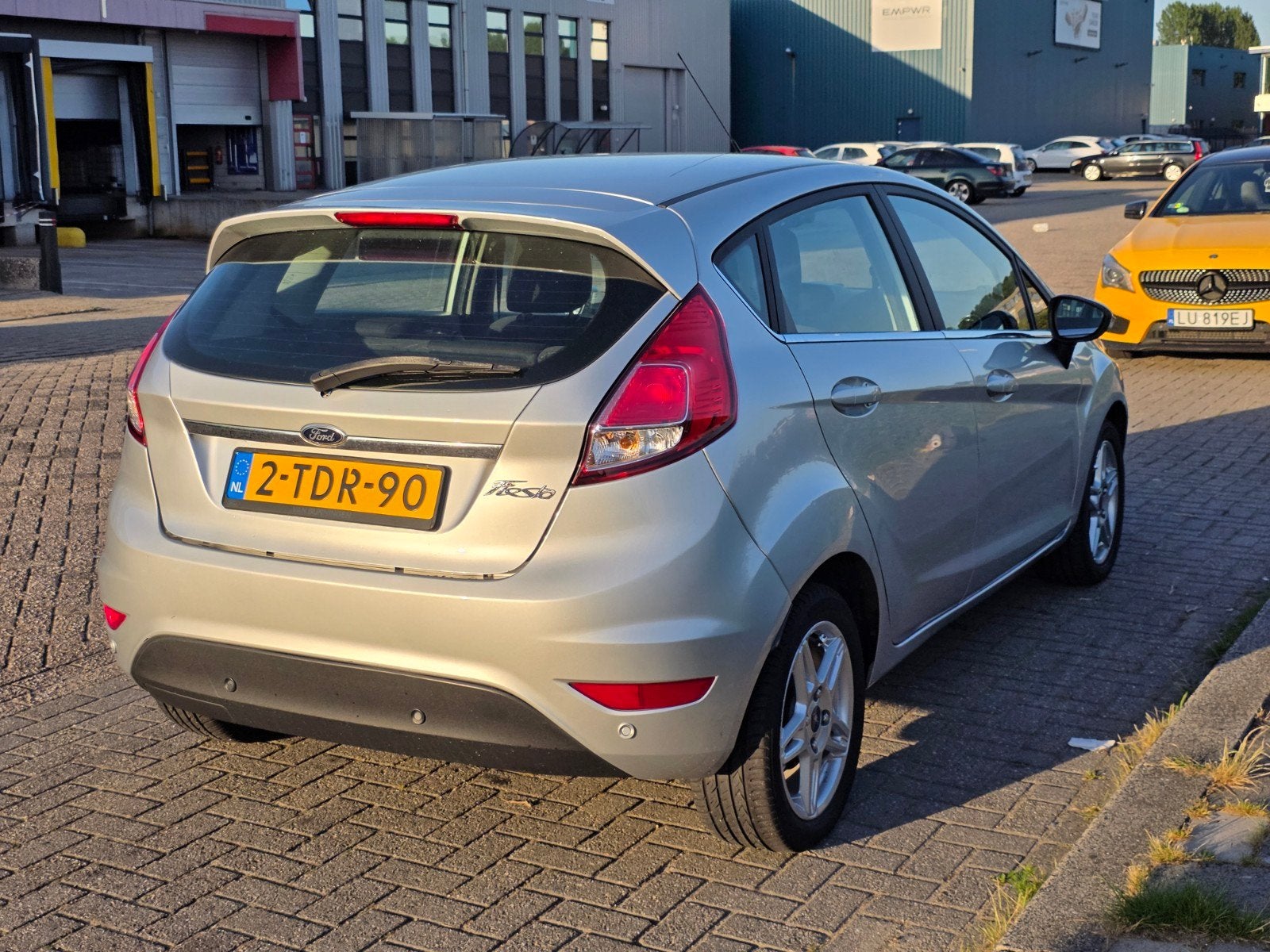 Ford Fiësta 1.0 EcoBoost Titanium 74KW/100PK 5D 2014 Grijs, Auto's, Voorwielaandrijving, 40 €/maand, Zwart, 23 km/l