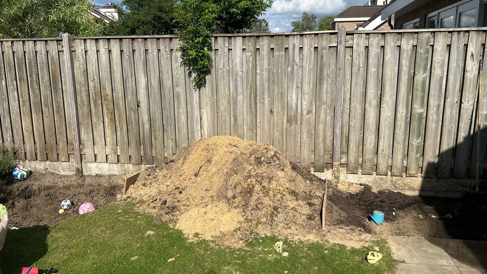 Gratis af te halen: Grote berg geel zand, Tuin en Terras, Zand, Ophalen, Gebruikt, Ophoogzand