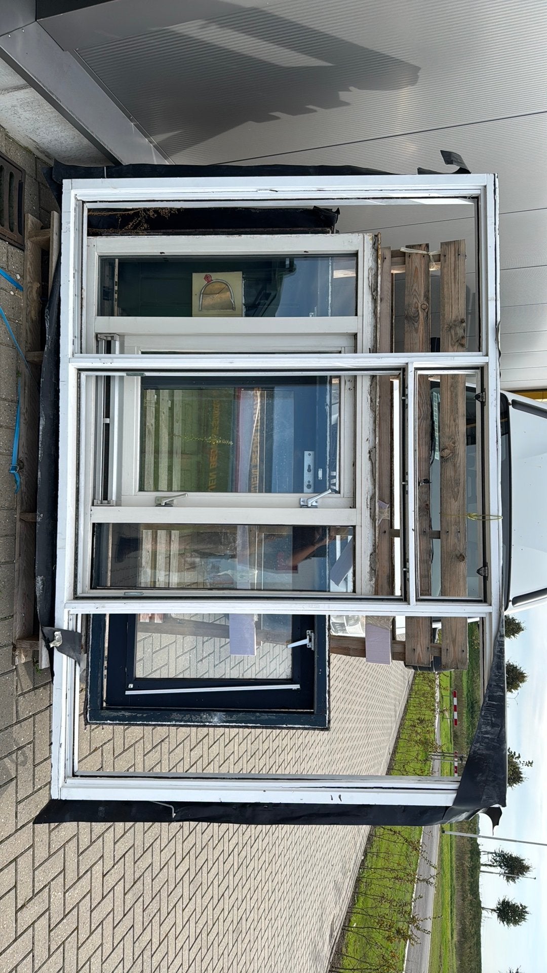 2 kozijnen 1x zonder glas 1x met glas en een deur met kozijn, Gebruikt, Deurkozijn, Hout, Ophalen