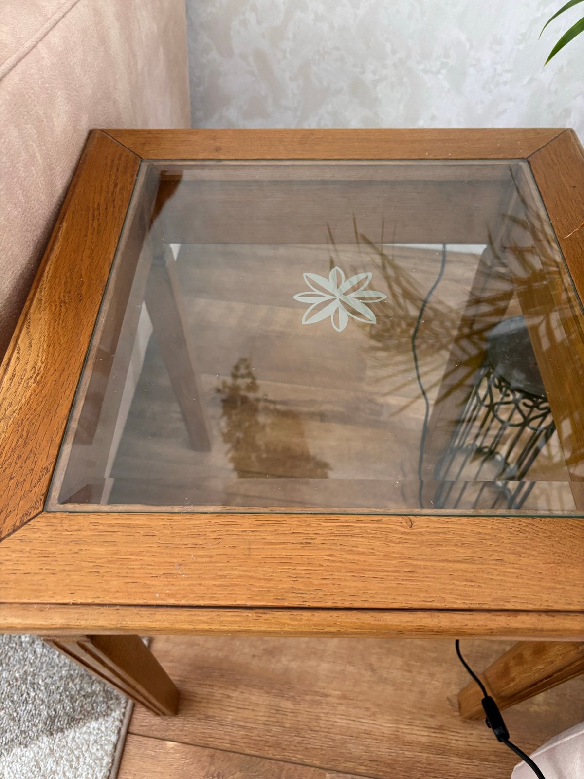 Eiken bijzet tafeltje met geslepen bloem, Minder dan 55 cm, Vierkant, Zo goed als nieuw, Hout