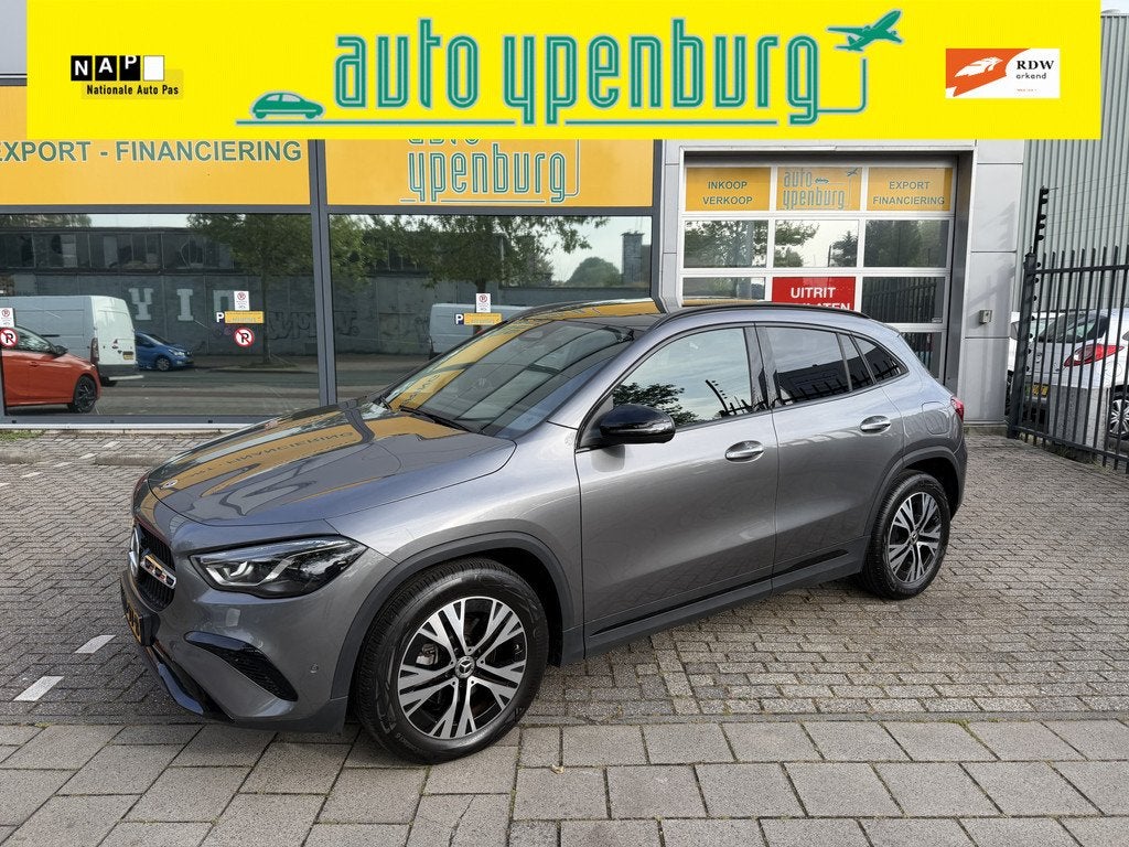 Mercedes-Benz GLA 200 Star Edition * Panoramadak * Sfeerverl, 15 km/l, 4 cilinders, Leder en Stof, Bedrijf