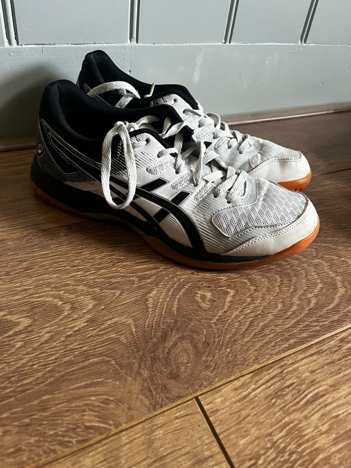 Zaalschoenen asics maat 40,5, Ophalen, Zo goed als nieuw, Schoenen