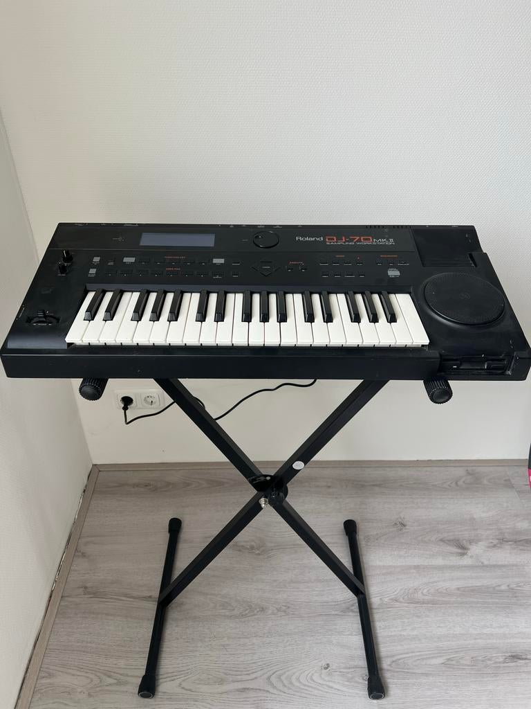 Roland DJ-70 MKII Sampler Workstation Synthesizer, Muziek en Instrumenten, Synthesizers, Gebruikt, Roland, Met midi-aansluiting