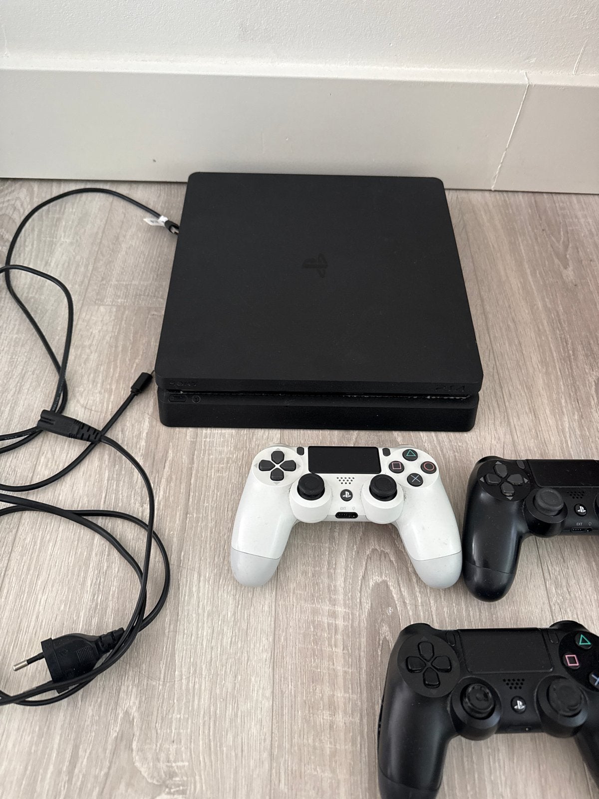 Sony PlayStation 4 Slim met 3 controllers