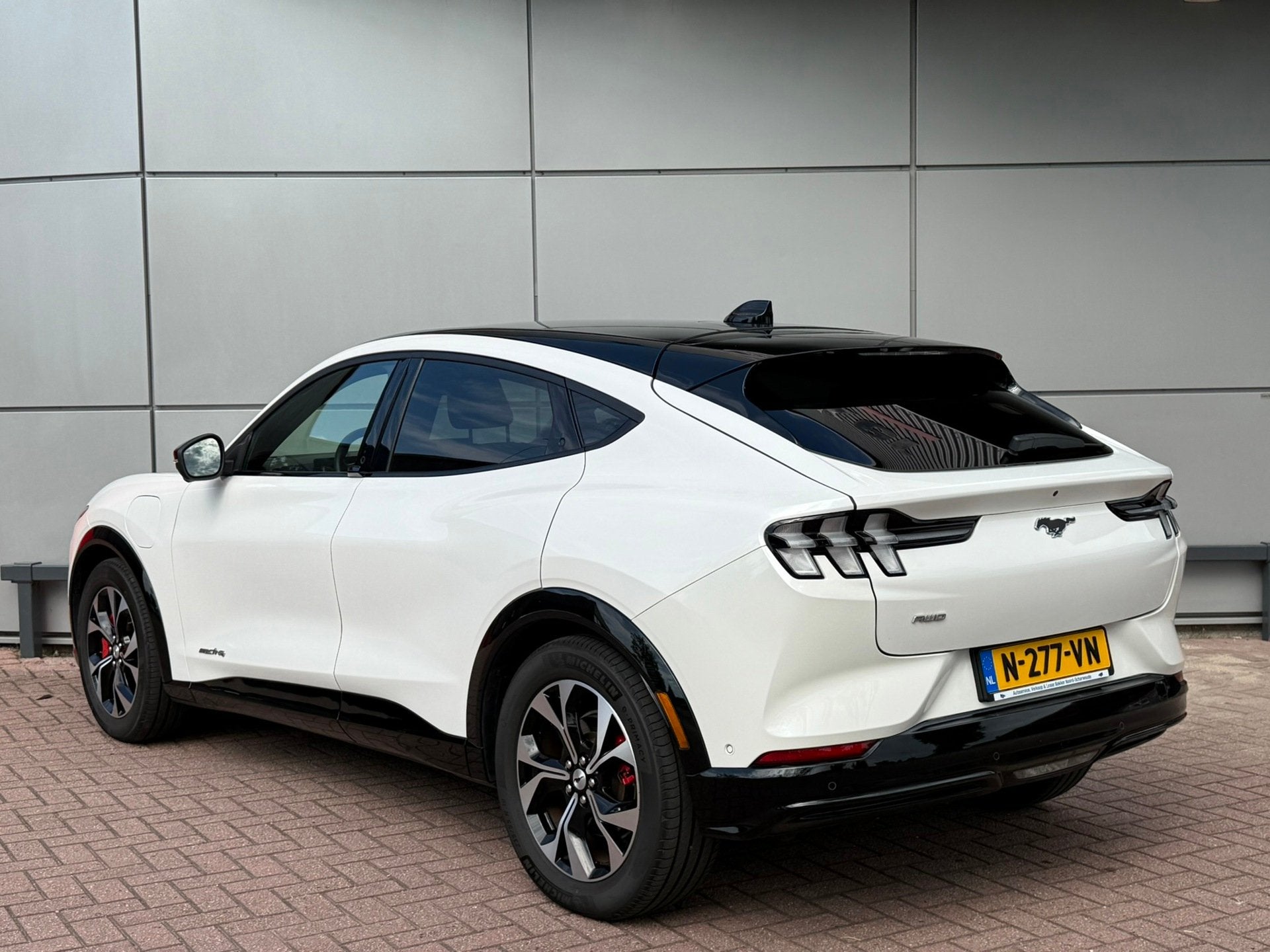 Ford Mustang Mach-E AWD 75 kWh 258pk | Pano | Technology Pac, Gebruikt, Wit, 1249 min, Mustang