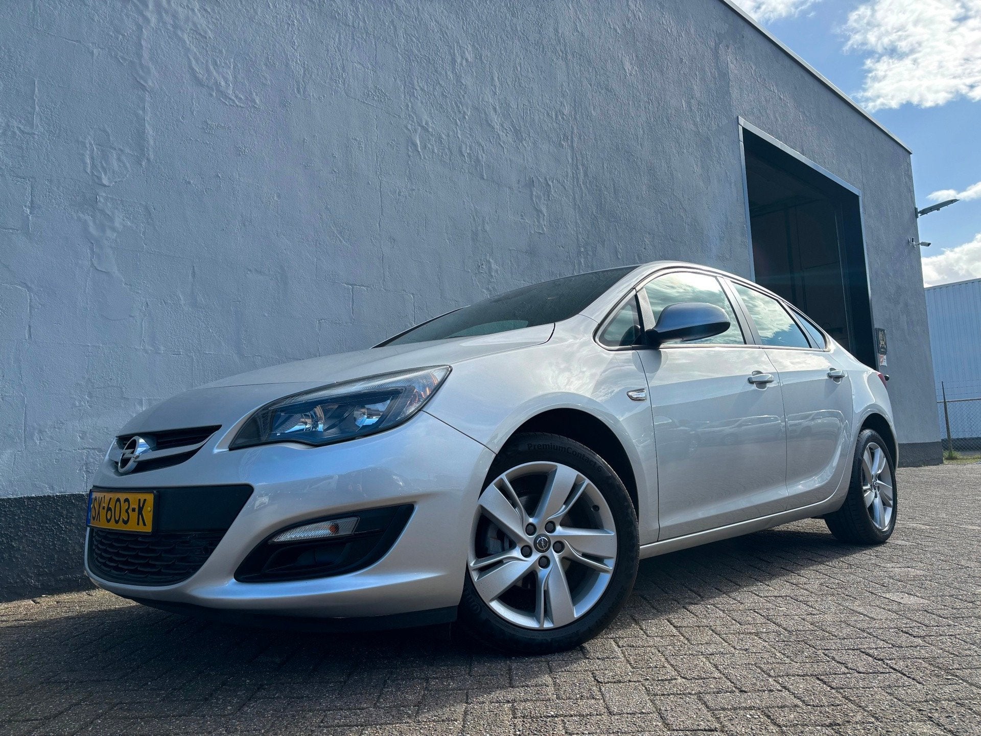 Opel Astra 1.6 Sport, Auto's, Voorwielaandrijving, Euro 5, 15 km/l, Gebruikt