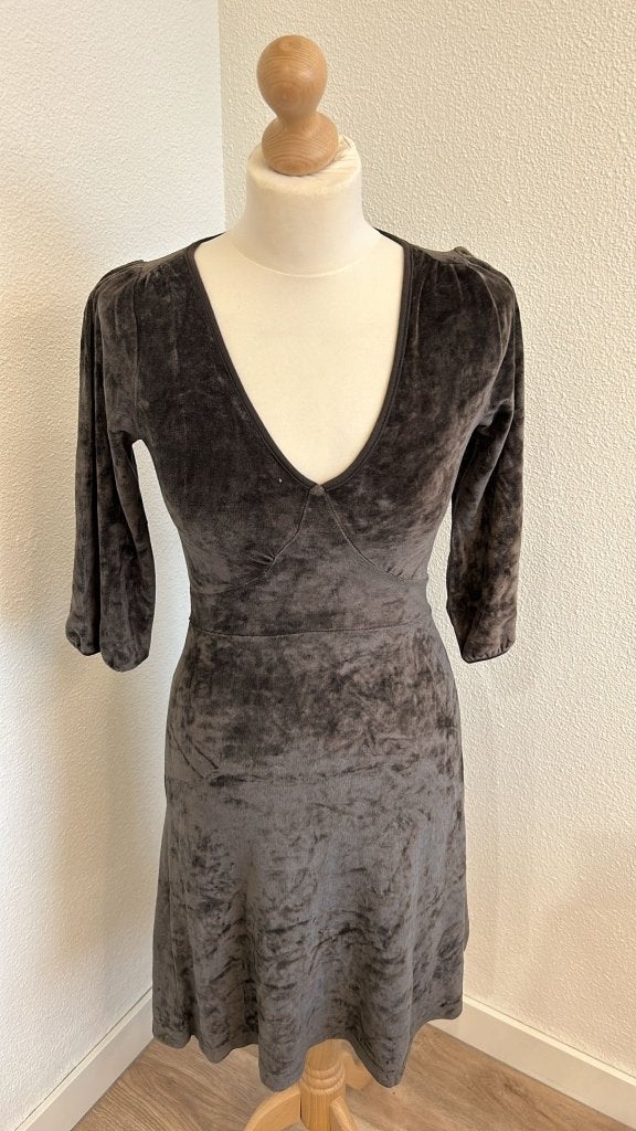 King Louie maat S grijze velvet dress 756, Kleding | Dames, Ophalen of Verzenden, Zo goed als nieuw, Knielengte, King Louie