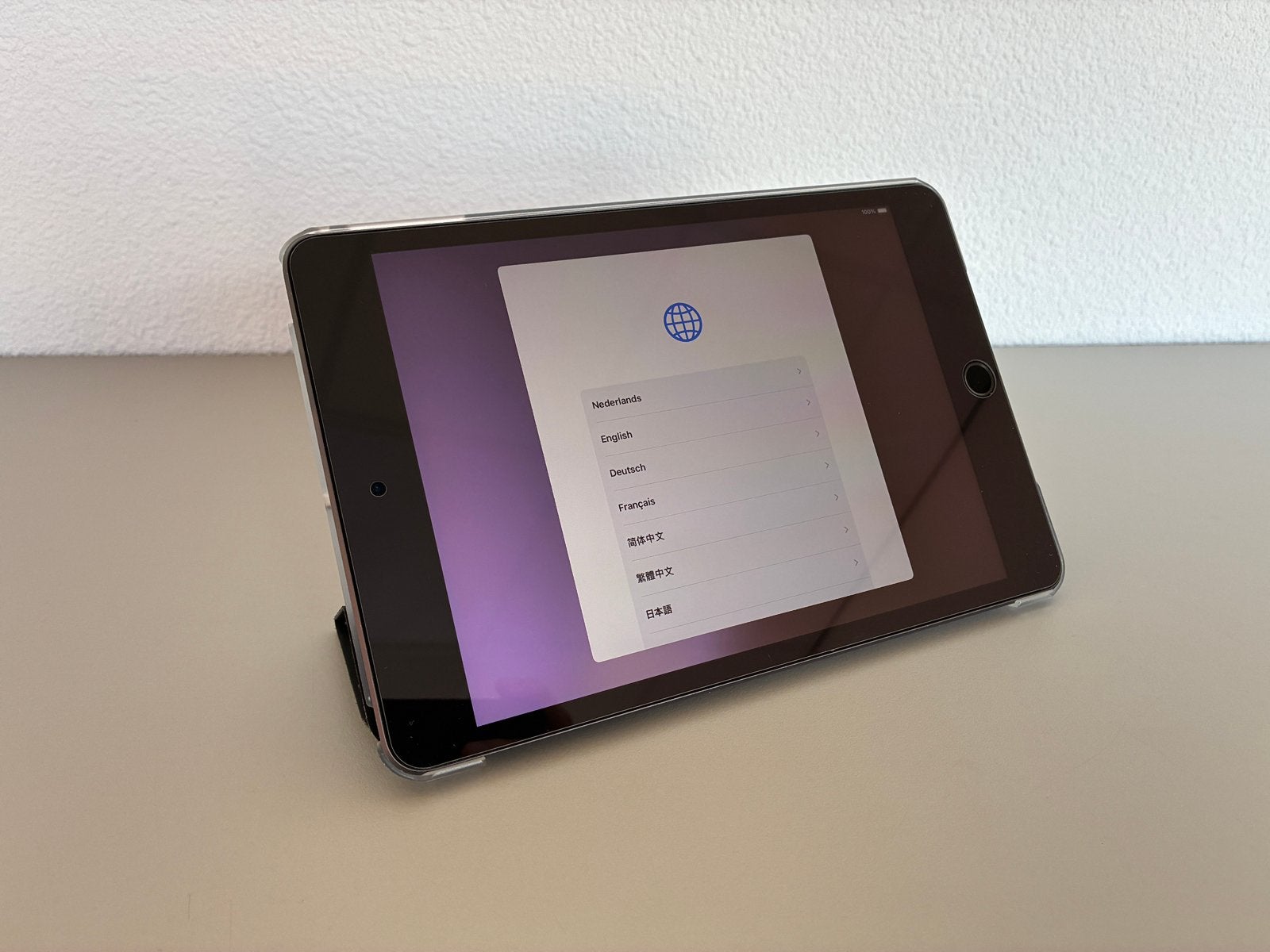 Foto 4 van iPad mini 5 64GB met hoesje en lader