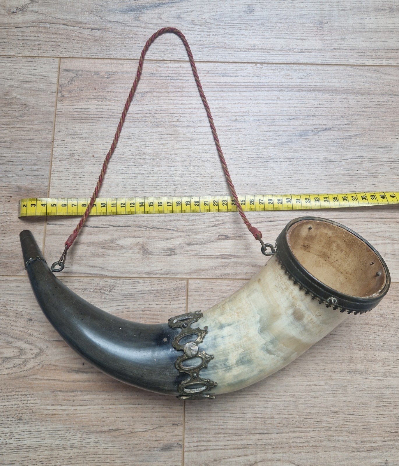 Vintage decoratieve hoorn met sierbeslag en ophangkoord, Ophalen