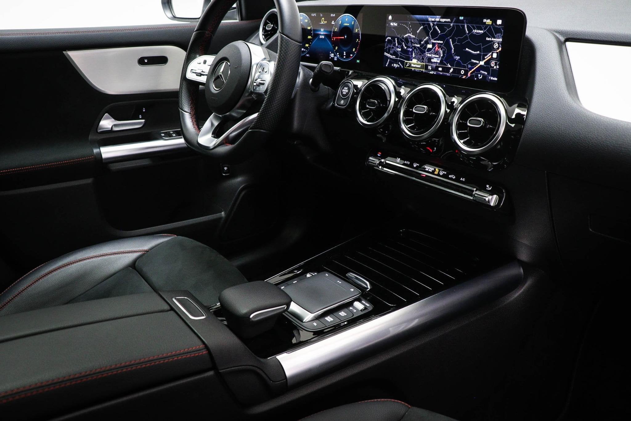 Mercedes-Benz GLA-klasse 180 AMG Line | PANORAMADAK | HALF L, Gebruikt, 4 cilinders, Automatische klimaatregeling, Leder en Stof