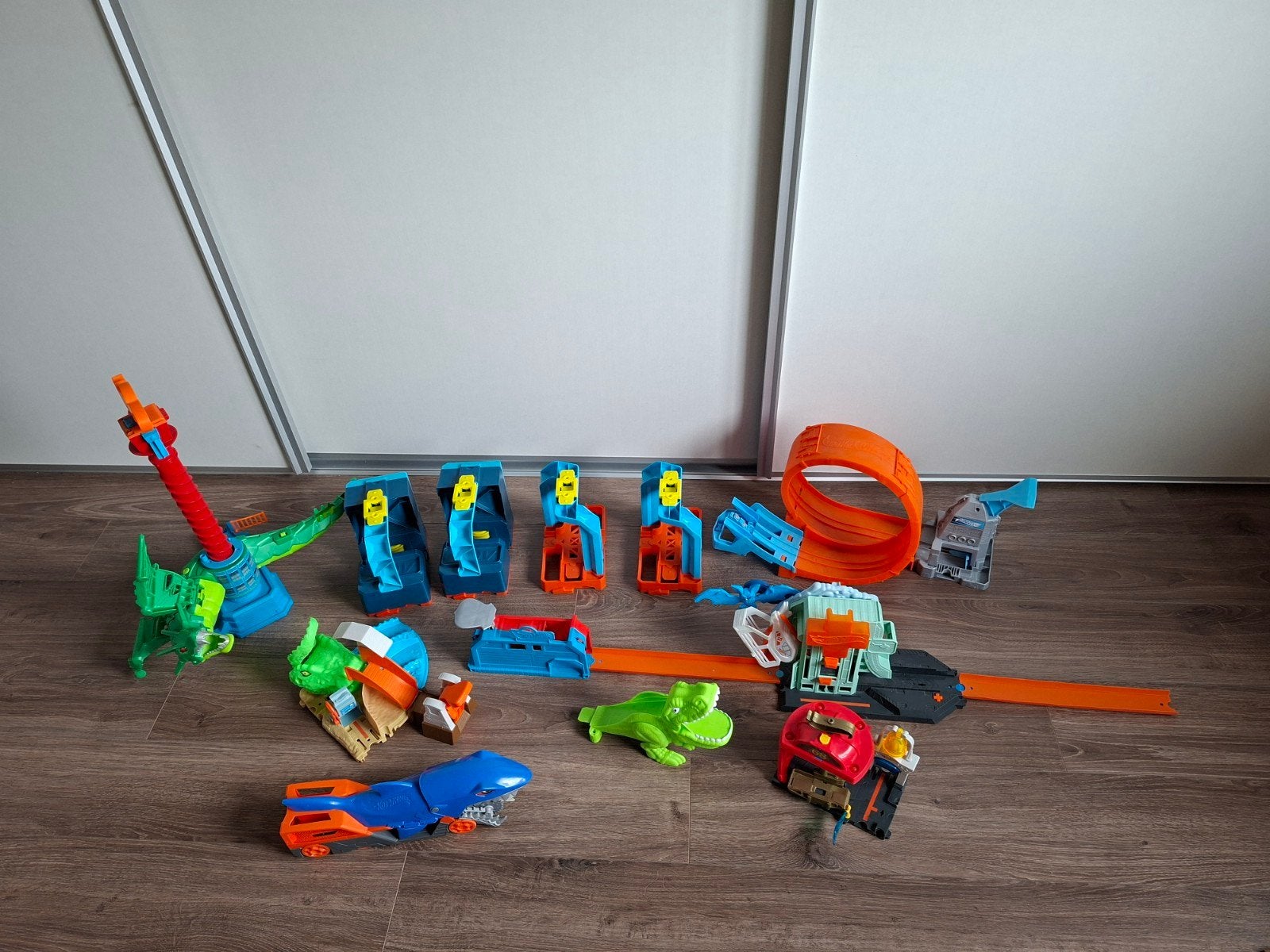 Grote bak Hot Wheels Baanset met 40+ Auto's en Accessoires, Kinderen en Baby's, Ophalen, Gebruikt