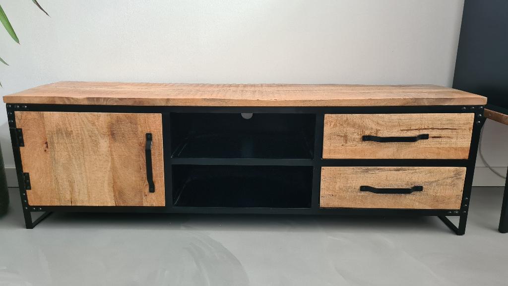 Tv meubel mango hout, staal zwart. 160x40x50 cm (LxDxH), Huis en Inrichting, Kasten | Televisiemeubels, 150 tot 200 cm, Zo goed als nieuw