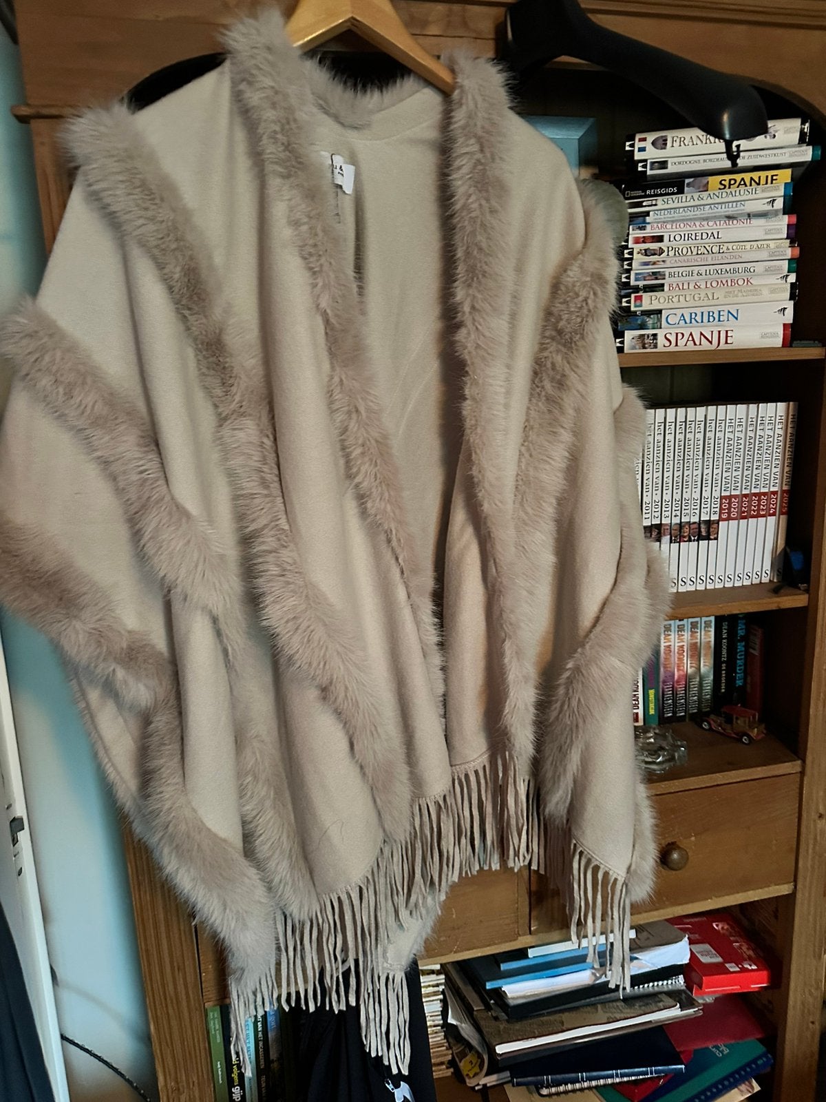 Mooie poncho cape uiteraard nep bont ( 1 maat), Ophalen of Verzenden, Nieuw, Maat 42/44 (L), Beige