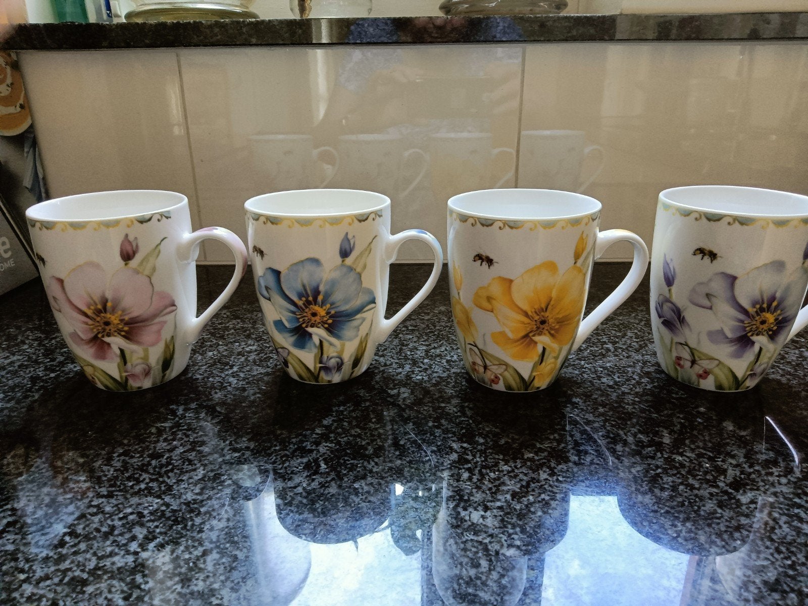 Siaki 4 mokken/bekers met bloemen vlinders en bijen., Ophalen of Verzenden, Zo goed als nieuw, Overige stijlen, Kop(pen) en/of Schotel(s)