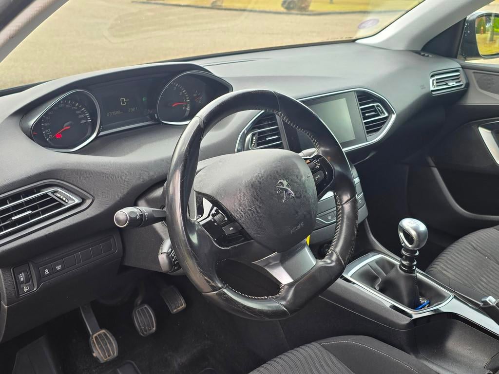 Peugeot 308 SW 1.2 PureTech Blue Lease Premium Airco Trekhaa, Gebruikt, Euro 6, 1199 cc, 1165 kg