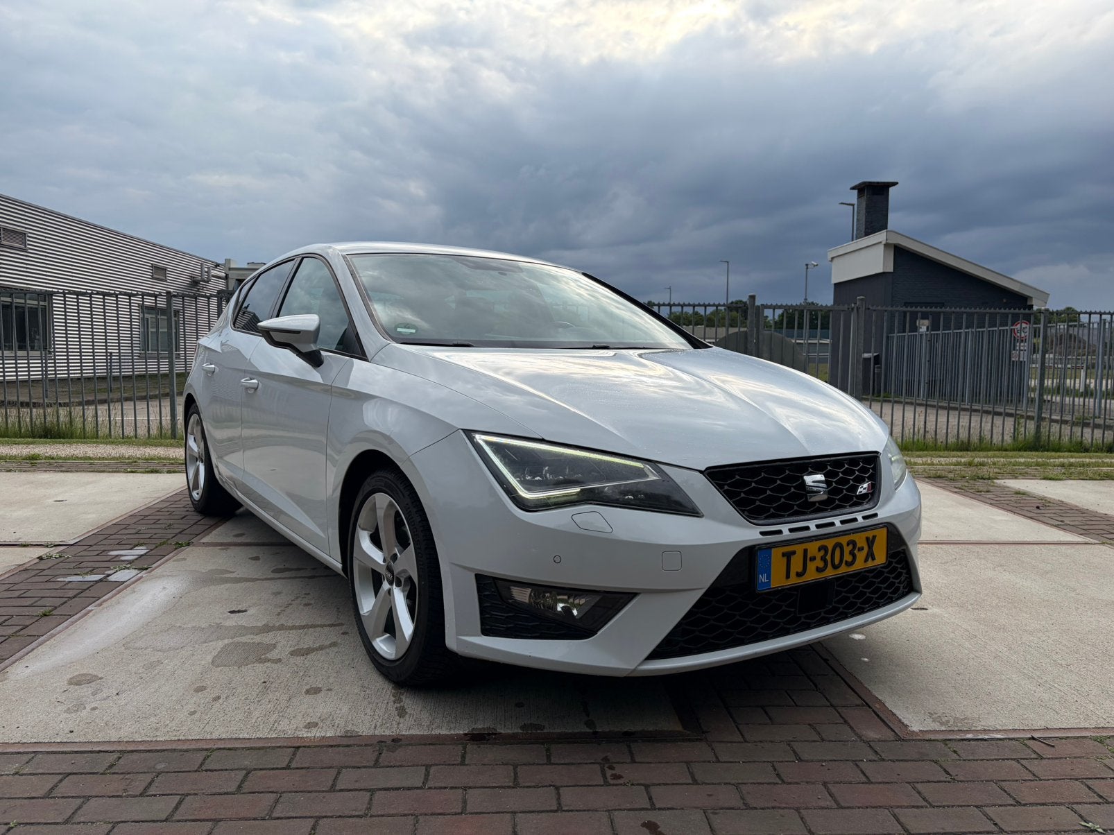 Seat Leon 1.2 TSI FR Airco | 5 deurs | 2014 | Sport | nw APk, Voorwielaandrijving, Euro 5, Stof, Zwart