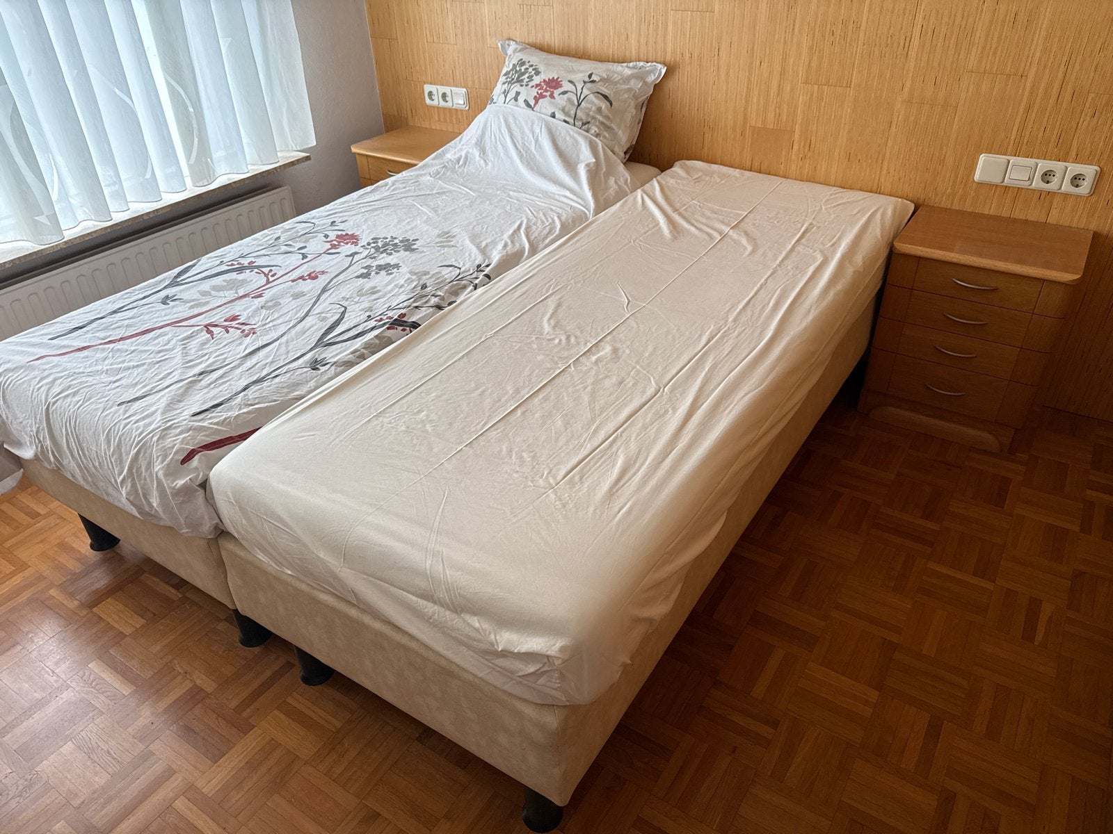 Twee eenpersoonsbedden (boxspring)met nachtkastjes, Ophalen, Gebruikt, 80 cm, 200 cm