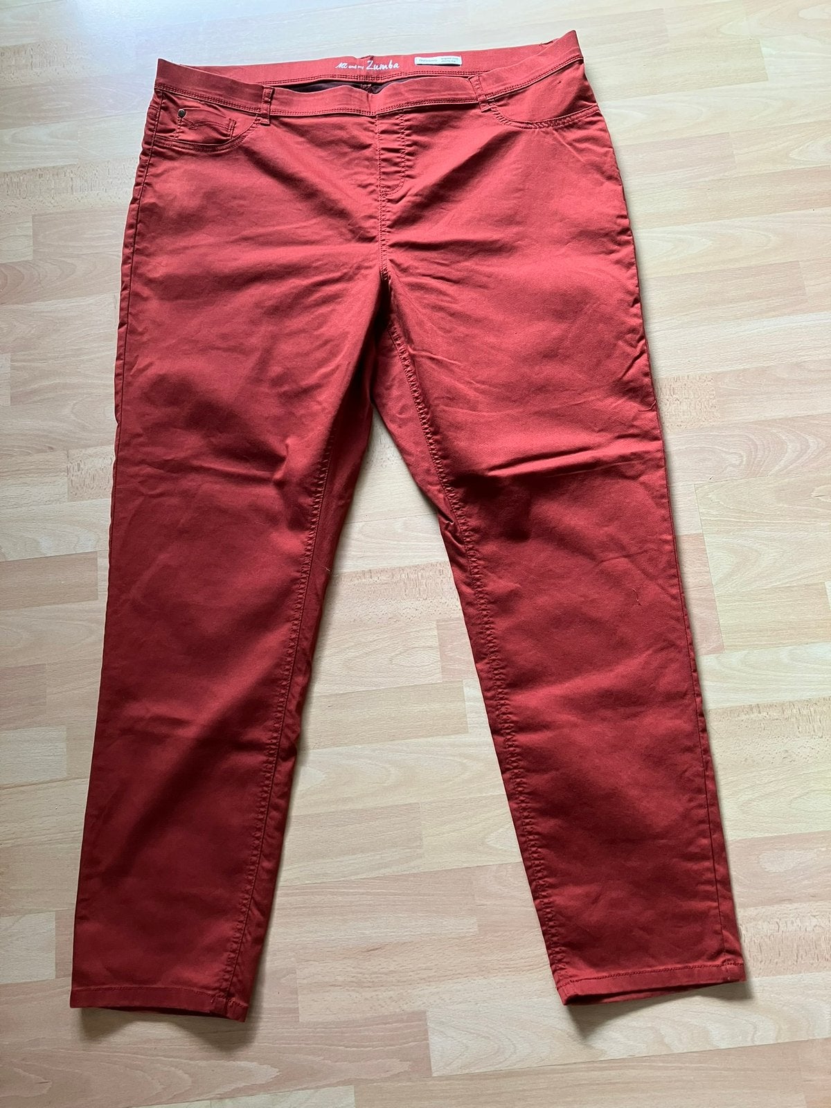 Zumba tomatenrode trekkingbroek mt 50 zgan, Ophalen of Verzenden, Zo goed als nieuw, Rood, Broek of Spijkerbroek