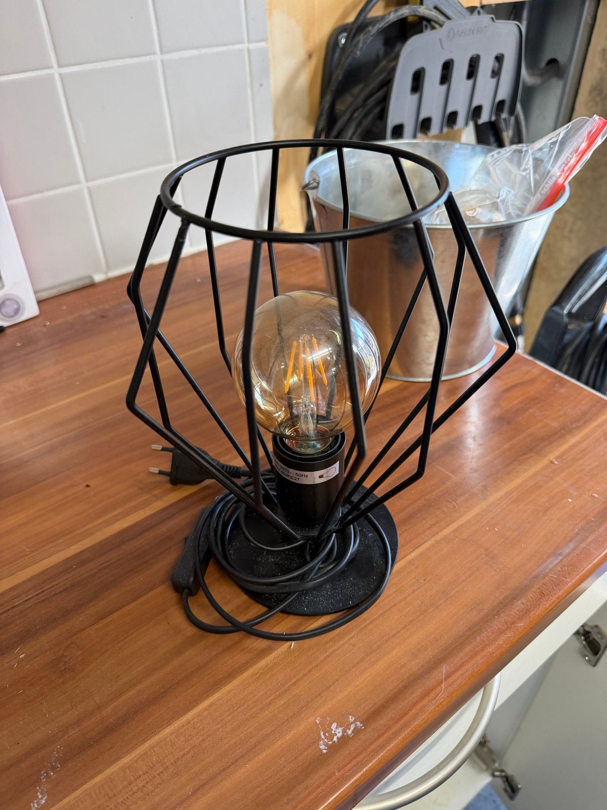 Zwart nachtlampje met nieuwe spiraal LED lamp, Huis en Inrichting, Gebruikt, Nachtlamp, Ophalen of Verzenden, Metaal