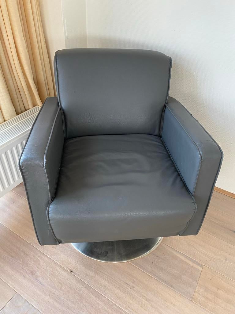 2 grijze kunstlederen fauteuils op trompetvoet, Huis en Inrichting, Fauteuils, Ophalen, Gebruikt, Kunststof