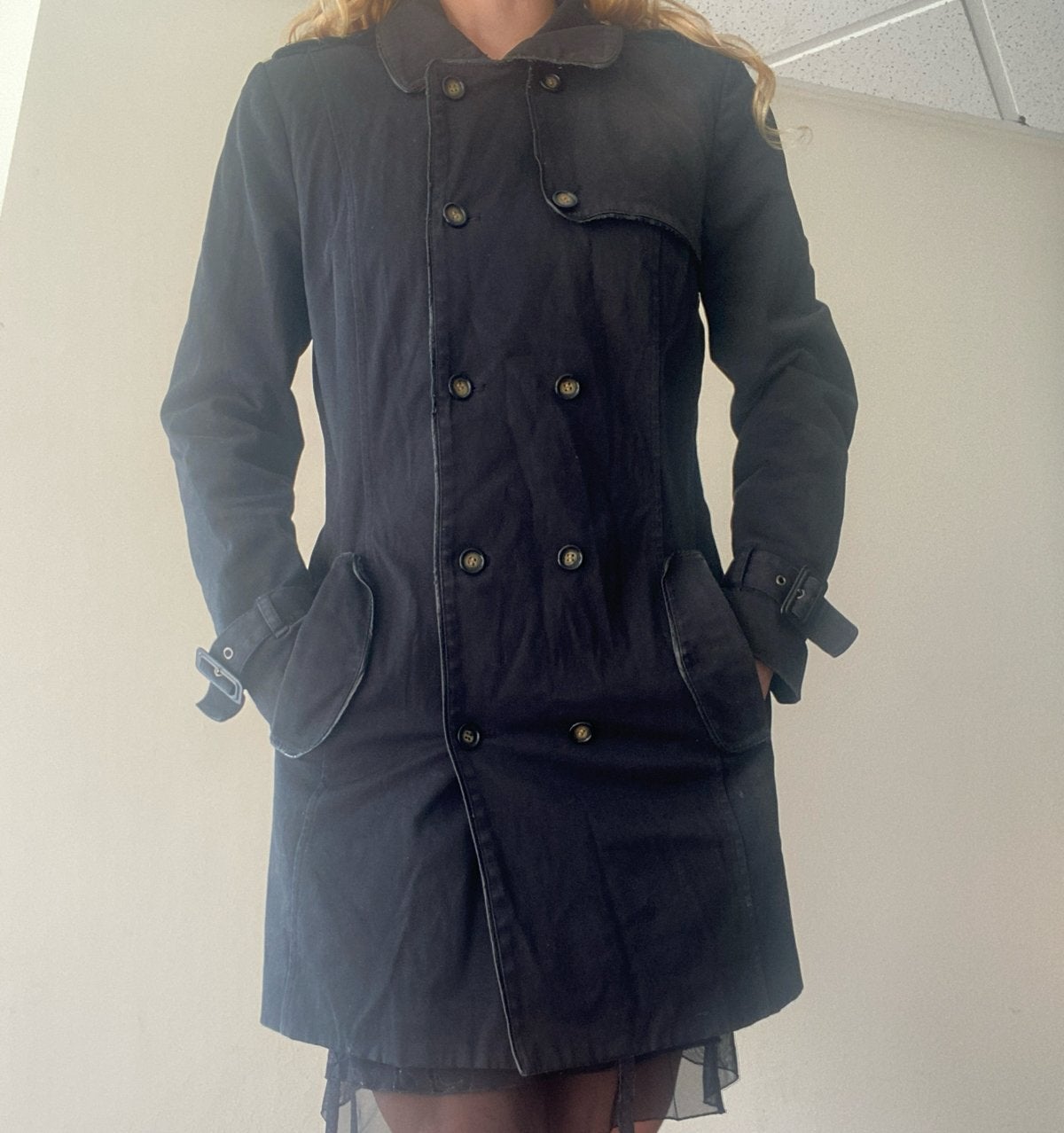 Zwarte trenchcoat met dubbele rij knopen, Ophalen of Verzenden, Zo goed als nieuw, Maat 38/40 (M), Zwart