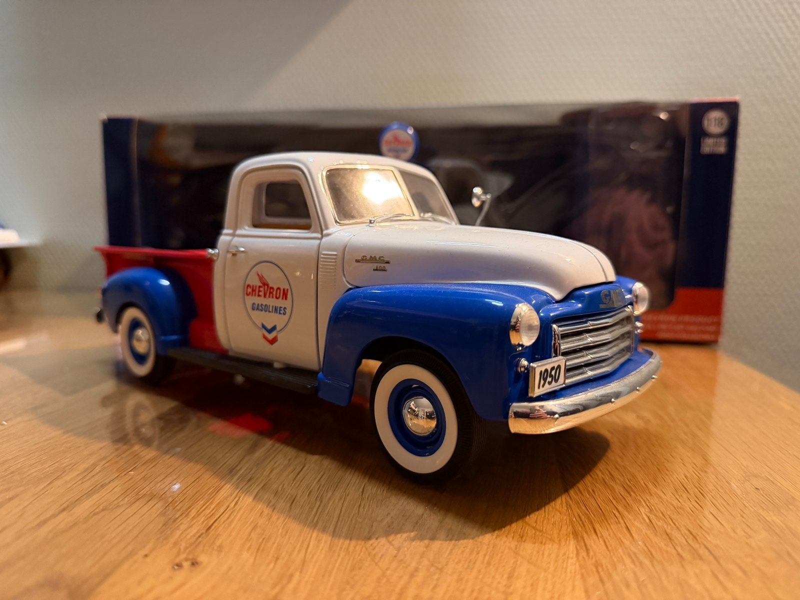 1:18 GMC 1950 Pickup + gas pomp (Chevron), Ophalen of Verzenden, Zo goed als nieuw, Sun Star