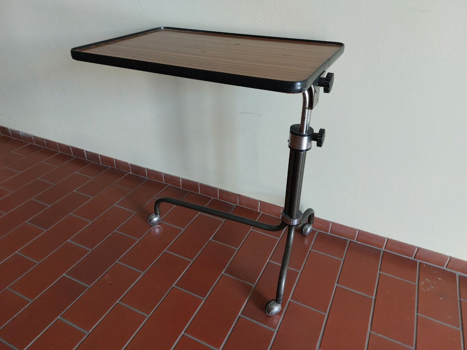 Verstelbare bed of stoeltafel met wieltjes, Ophalen, Gebruikt, Vintage, 55 tot 75 cm