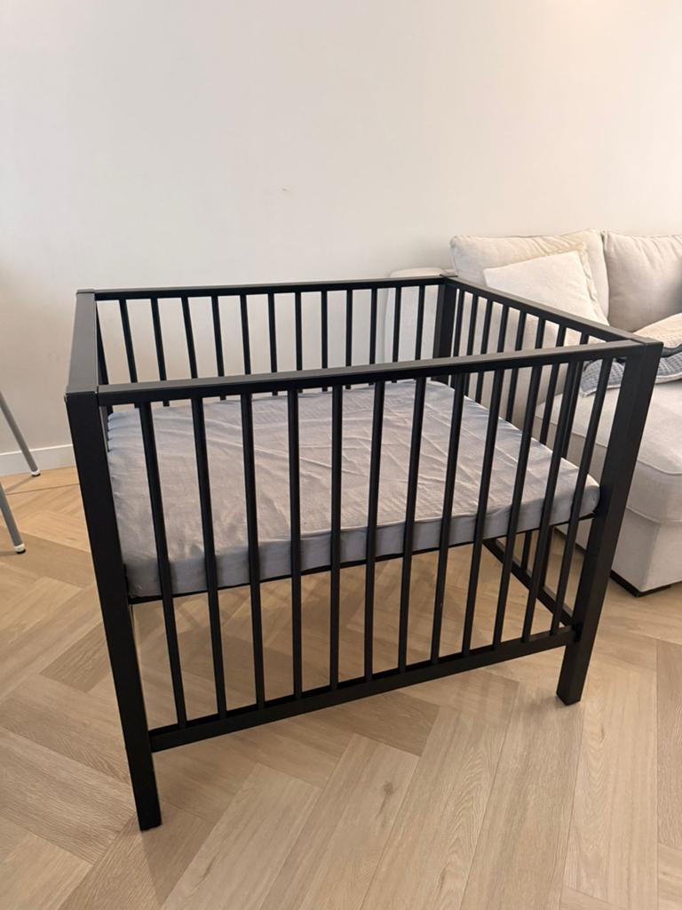 Zwarte houten box met verstelbare bodem, Kinderen en Baby's, Boxen, Ophalen of Verzenden, Zo goed als nieuw, Vierkant, In hoogte verstelbaar