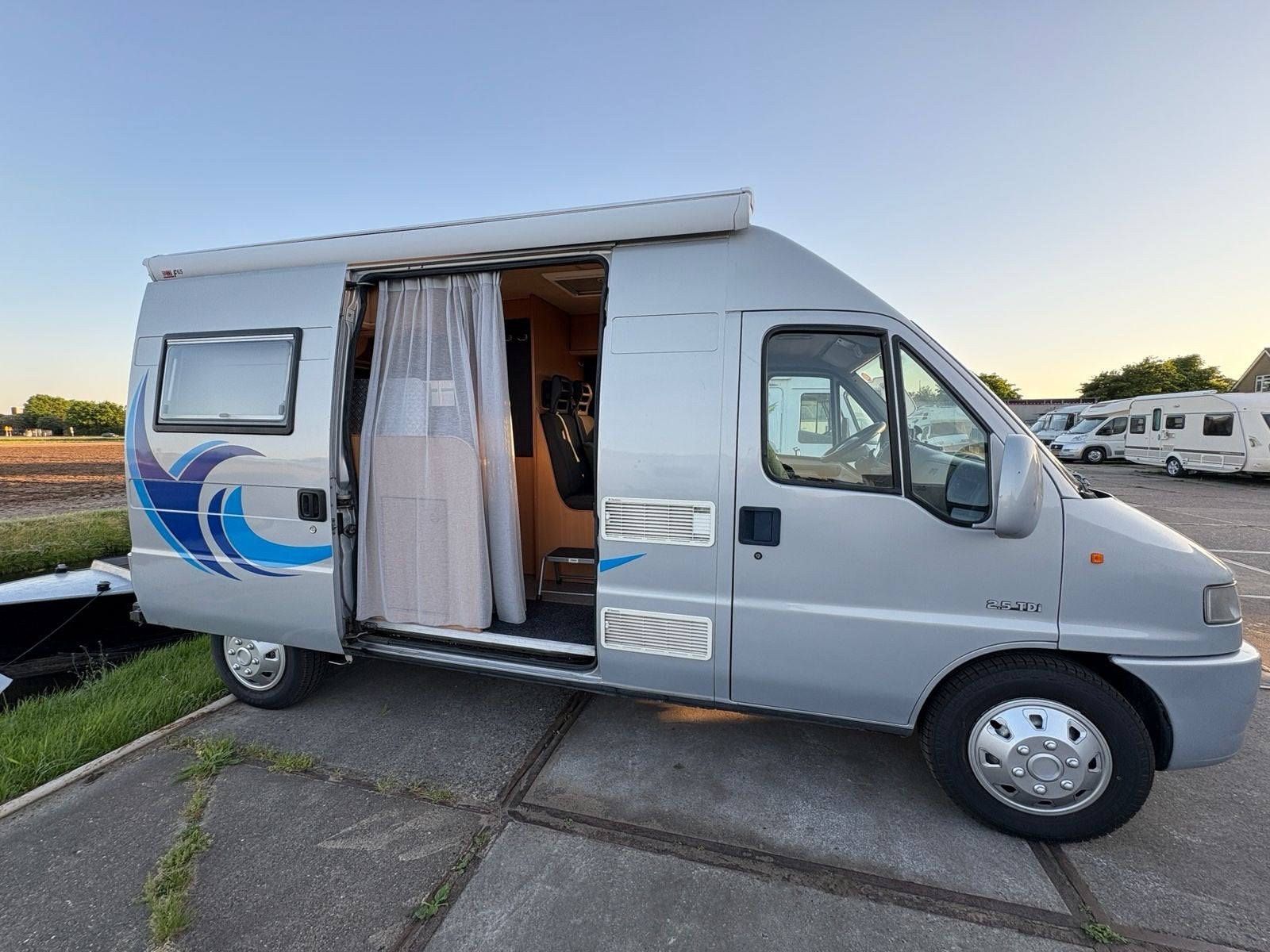 Compacte en complete buscamper - Klaar voor avontuur!, Buscamper of Camperbus, Koelkast, Tot en met 2, Achteruitrijcamera