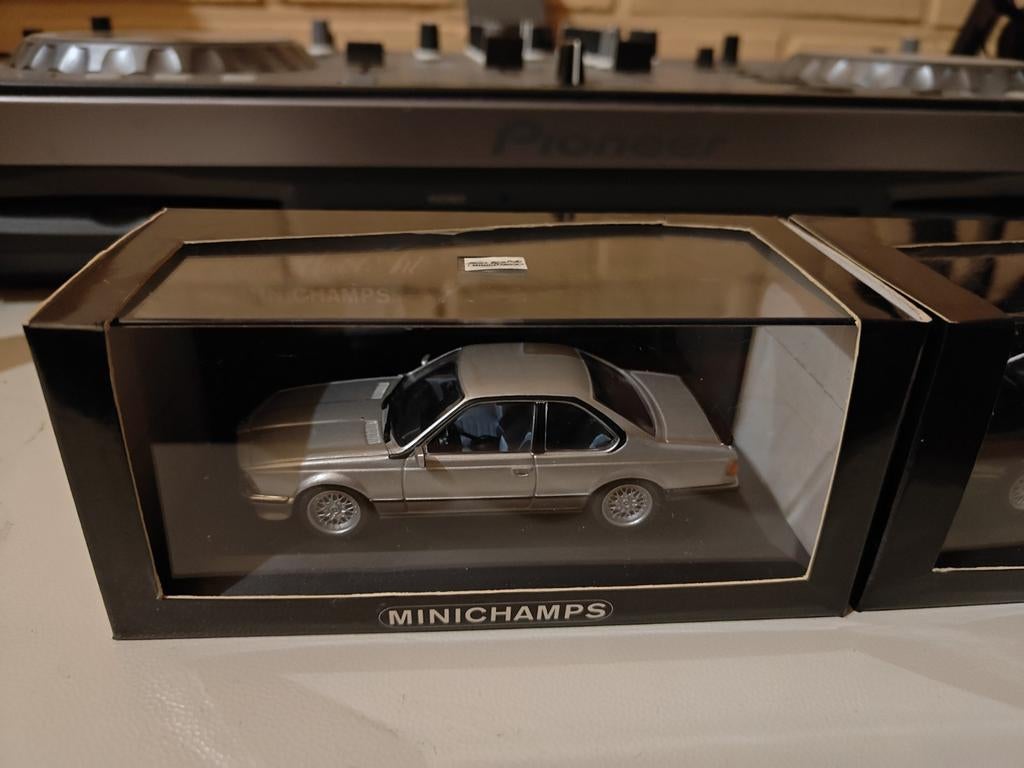 Minichamps BMW 635 CSI zilver en zwart 1/43, Hobby en Vrije tijd, Modelauto's | 1:43, Ophalen of Verzenden, Zo goed als nieuw