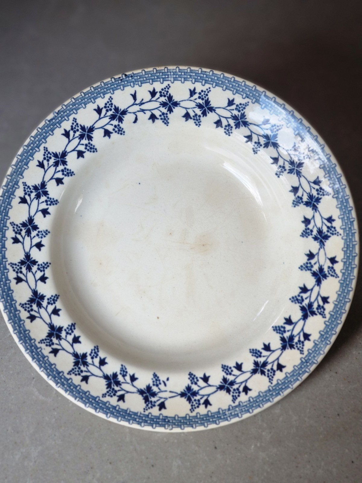 Antiek Frans bord - Moulin des Loups & Hamage 'Bluets', Antiek en Kunst, Antiek | Servies los, Ophalen of Verzenden