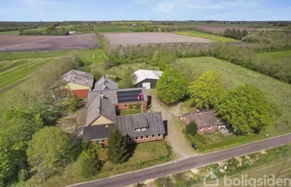 2 woningen + 4 loodsen en grond varde denemarken 165.000 kk